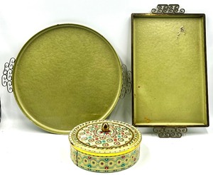 lot 204 image: Vintage Avocado Green MCM California MOIRE GLAZE KEYS Hand Made Hollywood Regency Trays & Vintage Tin