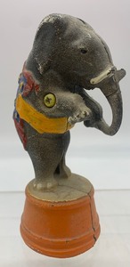 lot 185 image: Vintage Antique CAST IRON Elephant Coin Bank