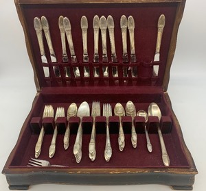 lot 199 image: Vintage ROGER BROS - FIRST LOVE - Silverware in Chest Plus Miscellaneous Pieces