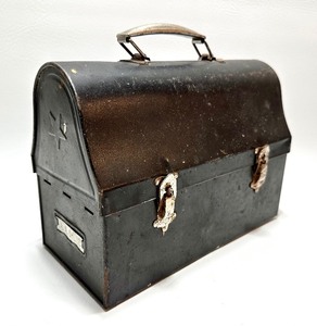 lot 195 image: 1940s ANTIQUE METAL Dome Lid Lunch Box