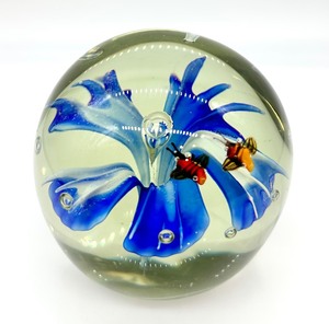 lot 196 image: VINTAGE Round ART GLASS Flower and Bees Paperweight with Controlled Bubbles