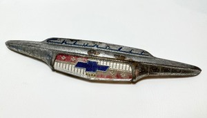 lot 198 image: VINTAGE 1950s CHEVROLET Bel Air Full Hood Emblem