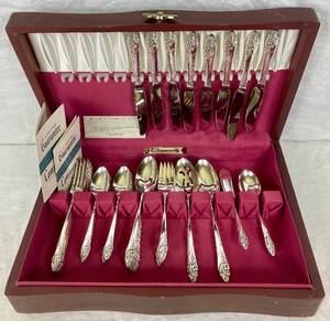 lot 159 image: Onieda Community Silverplate Evening Star Pattern Set