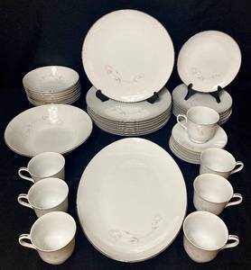 lot 66 image: Sango Four Crown Primrose Pattern (621) - Japan