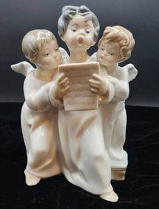 lot 14 image: Lladro Choir Boys Figurine