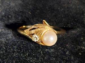 lot 7 image: Cultured Pearl & Diamond 10K Ring size 7.5