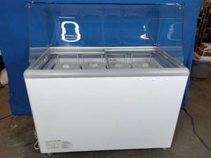 Eight Flavor Ice Cream Dipping Cabinet with Curved Glass