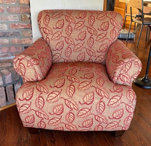 lot 14 image: Stylish Upholstered Accent Chair