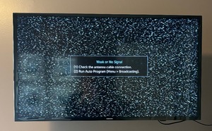 lot 31 image: Samsung 39 Inch TV with Mount