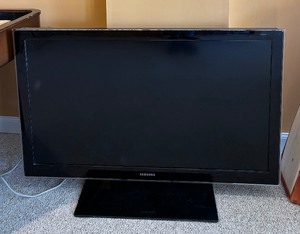 lot 56 image: Samsung 46 TV with Stand