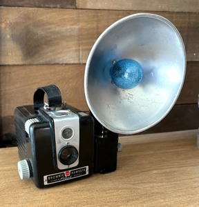 lot 68 image: Vintage Kodak Brownie Hawkeye Flash Model Camera