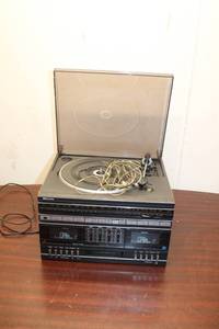lot 18 image: Sears SR 3000 Series Turntable and Cassette Player Combo - Vintage Audio Equipment