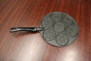 lot 44 image: Nordic Ware Cast Aluminum Snowflake Griddle - 7 Cup Design