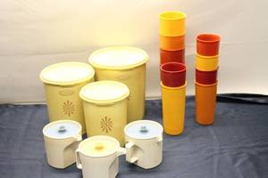 lot 58 image: Collection of 16 Vintage Tupperware Items - Storage Containers & Cups