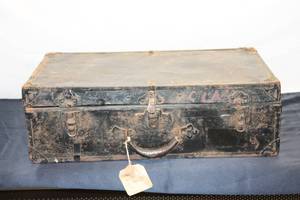lot 74 image: Vintage Black Train Case - Hard Shell Luggage