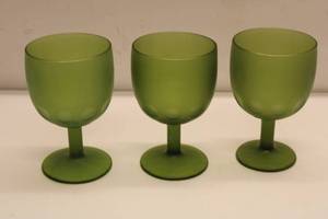 lot 86 image: Set of 3 Vintage Green Glass Goblets - Elegant Design