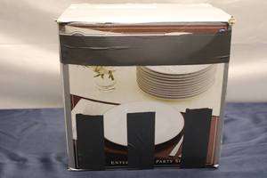 lot 113 image: Set of 12 Dinner Plates - 10.5 inches - Silver Band Design