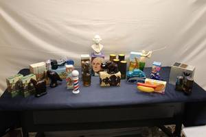lot 118 image: Assorted Vintage Avon Collectibles & Aftershave Lot - 14 Items
