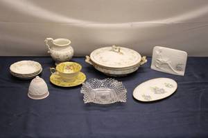 lot 122 image: Vintage Collection of Porcelain and Glassware - 10 Pieces
