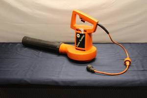lot 141 image: Black & Decker Super Sweeper Electric Leaf Blower - Model 8422