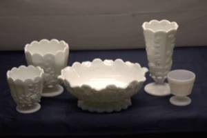lot 2 image: Group of 4 Vintage Milk Glass Decorative Bowls and Vases