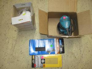 BR- Corded sander, sandpaper and du...