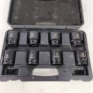 Pittsburgh Model 069519 1 Heavy Duty Socket Set 26-38 8 Piece Set With Hard Case Latches Are Broken