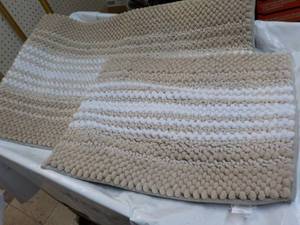 2 pc Bath Rugs 22 x 18 and 22 x 32...