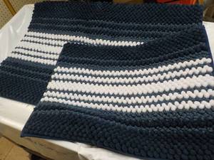 2 pc Bath Rugs 22 x 18 and 22 x 32...