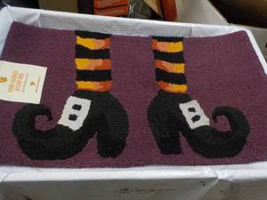 Hand Hooked Accent Rug 22 x 38...