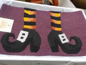 Hand Hooked Accent Rug 22 x 38...