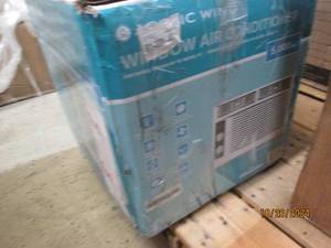 lot 107 image: arctic wind 5000 btu window air con...