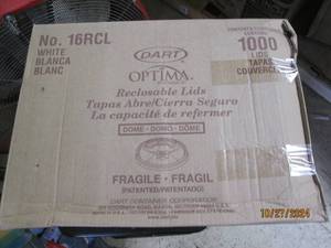 lot 133 image: case of 600 dart reclosable lids co...
