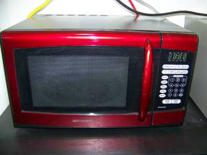 lot 3 image: Emerson MW8999RD Medium-Size 900-Watt Countertop Digital Microwave Oven
