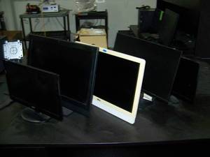 lot 34 image: (5) Flat Screen ComputerPC Monitors