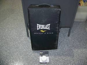 lot 161 image: Everlast Punching Cushion and Hand Wrap