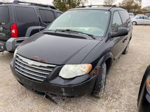 lot 30 image: 2005 Chrysler Town AND Country Touring