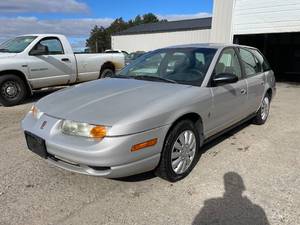 lot 22 image: 2000 Saturn S-Series SW2