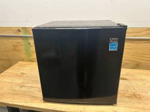 lot 77 image: AVANTI RM16J1B Compact Refrigerator