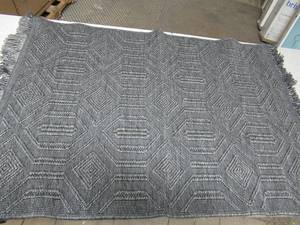 lot 26 image: 42 x 29.5 Isla Accent Rug- Dark Grey Cobalt