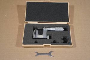 lot 32 image: Mitutoyo 0-1 .0001 StepAnvil Micrometer