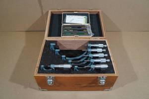 lot 37 image: Mitutoyo 0-6 Micrometer Set with Standards
