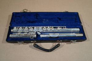 lot 94 image: Selmer FL300 Closed Hole Student Flute with Case