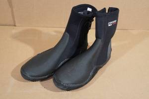 lot 106 image: Cressi Isla 5mm Neoprene Adult Anti-Slip Sole Boots -Size 9