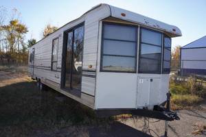 lot 1 image: 1992 Hy-Line Park Model 33 Trailer with Fold-Outs
