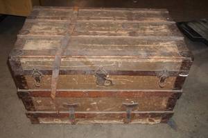 lot 172 image: Large Wood Trunk with Tray