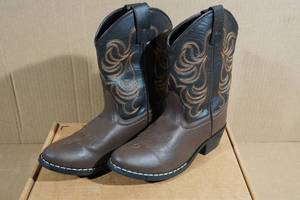lot 219 image: Smoky Mountain Boots -Kids Size 1.5