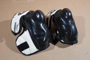 lot 265 image: Hespeler HMP Tru Lite Hockey Elbow Pads -Senior Small
