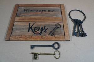 lot 298 image: Key Hanger Wall Dcor with Decorative Keys