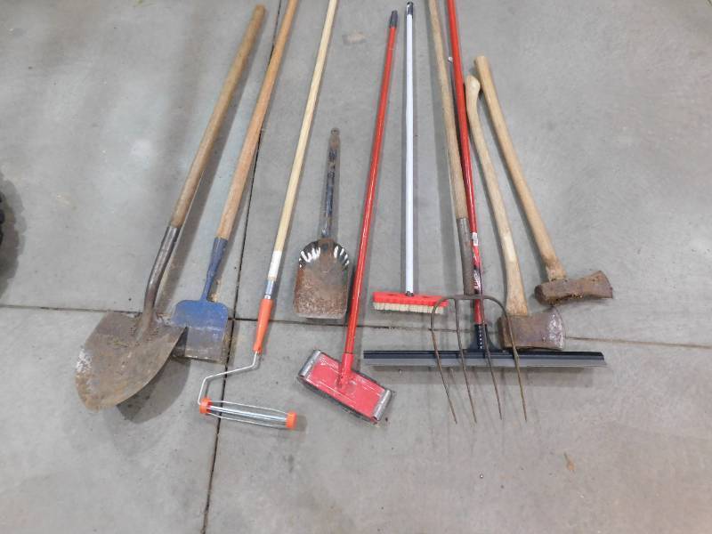 lot 95 image: Long handle Tool Lot